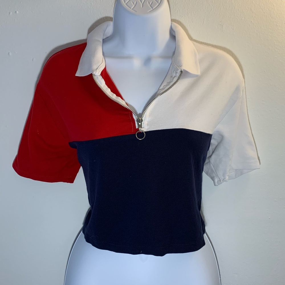 💙 Divided tee shirt/ crop top. Size S-M